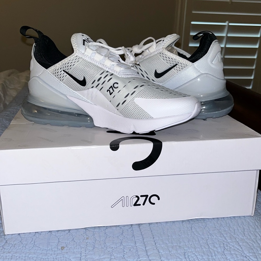 Brand new never worn women’s nike 270’s black and white size 6.5